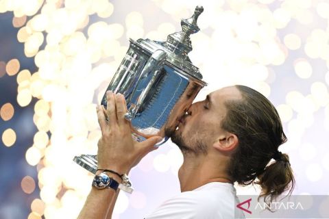 Penuh haru cium trofi juara, ini kunci kemenangan Alexander Zverev tumbangkan Shelton di US Open 2026