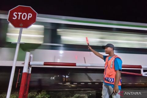 Petugas jaga lintasan sebidang tanpa palang pintu di Padang