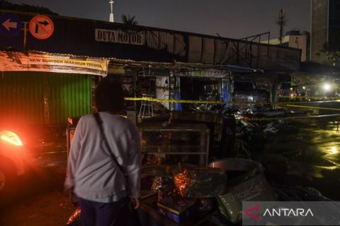 Kebakaran pasar mobil Kemayoran, 22 mobil Damkar dikerahkan padamkan api