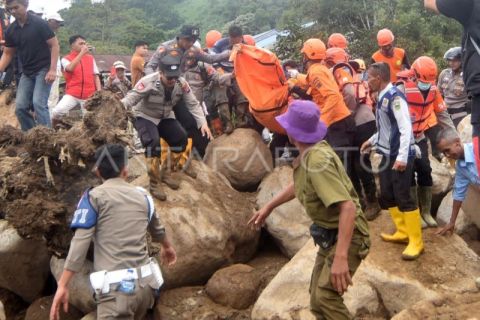 Evakuasi korban banjir bandang Solok