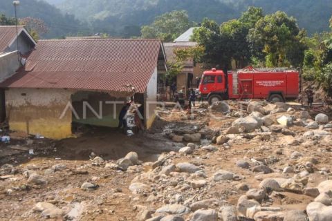 Pembersihan perumahan terdampak bencana di Solok