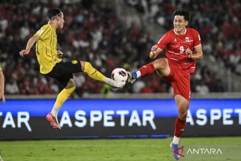 Bermain sepuluh pemain, Indonesia tahan imbang Malaysia dengan skor 0-0