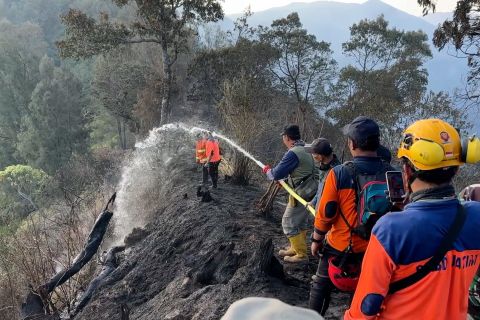 Angin kencang hambat operasi water bombing di Gunung Bromo