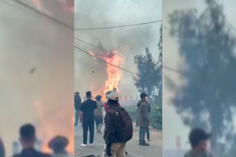 Kebakaran Bromo, petugas gabungan fokus cegah api ke permukiman