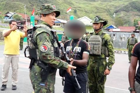 Empat anggota OPM kembali ke NKRI, serahkan senjata api