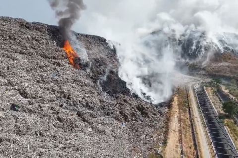 Petugas damkar injeksi air ke gunungan sampah TPA Putri Cempo
