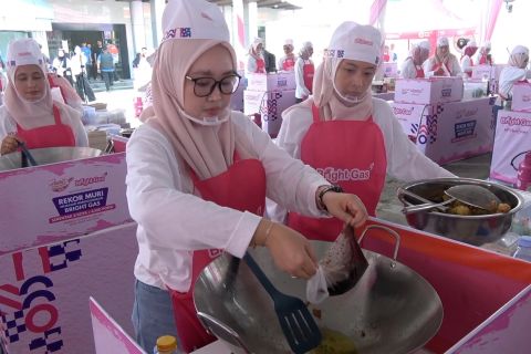 Seribu porsi ayam kecap dibagikan untuk petugas karhutla Ogan Ilir