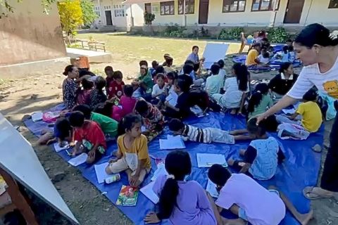 Bangunan sekolah rusak, SD di NTT gelar pembelajaran di luar gedung