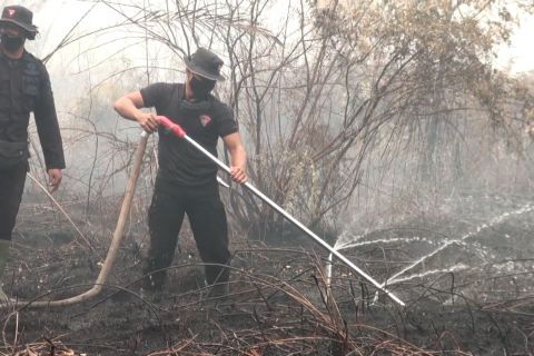 Polda Kalteng lakukan pendinginan bara panas gunakan cairan AF31