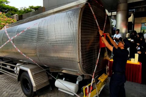 Bea Cukai gagalkan pengiriman rokok ilegal dengan truk tangki air