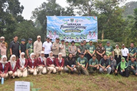 Warsi dan Dinas Kehutanan Sumbar tanam pohon serentak