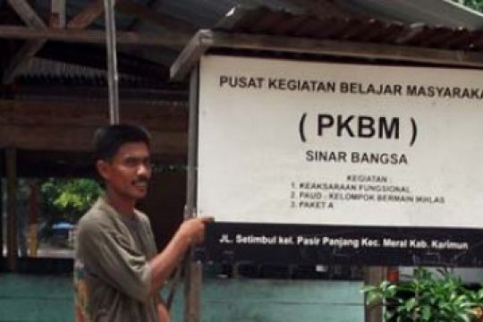 Warga Suku Akit Belajar Membaca di PAUD Page 1 Small