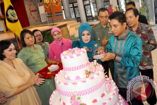 Bupati Kotim Potong Kue Memperingati Hari Ibu Ke - 84 Page 1 Small