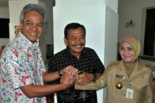 GANJAR-BIBIT WALUYO Page 1 Small