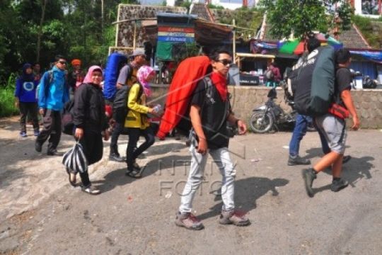 PENDAKI MERAPI DIMINTA TURUN Page 1 Small