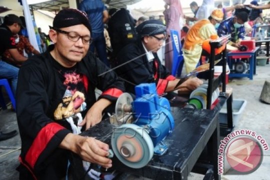 Pejabat Polisi Lomba Asah Batu Akik Page 1 Small