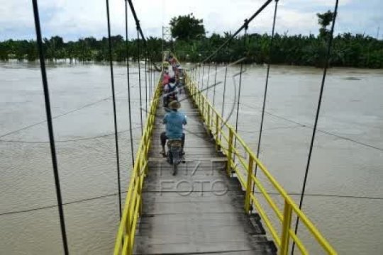 MELINTASI JEMBATAN GANTUNG Page 1 Small