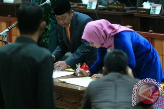 Pelantikan Syarifah elvyzana dan Asep Nurdin sebagai anggota DPRD Kepri Page 1 Small