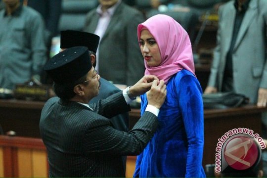 Pelantikan Syarifah elvyzana dan Asep Nurdin sebagai anggota DPRD Kepri Page 2 Small