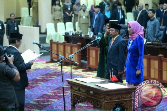 Pelantikan Syarifah elvyzana dan Asep Nurdin sebagai anggota DPRD Kepri Page 3 Small