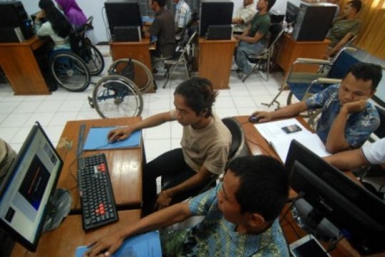 PELATIHAN KOMPUTER BAGI PENYANDANG DISABILITAS Page 1 Small