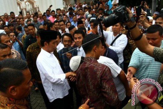 Presiden Jokowi Shalat Jumat Page 2 Small