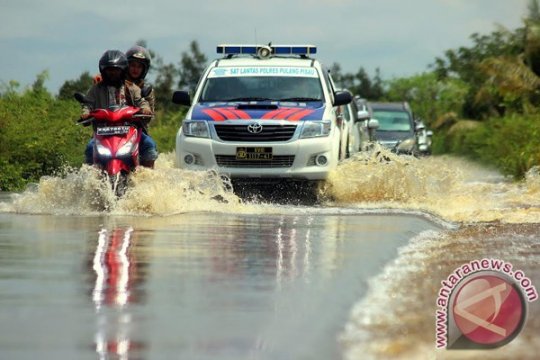 Jalan Trans Kalimantan Putus Karena Banjir Page 2 Small