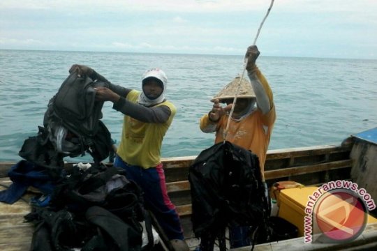 Warga Sekitar Lokasi Jatuhnya Pesawat Turut Lakukan Pencarian Page 1 Small