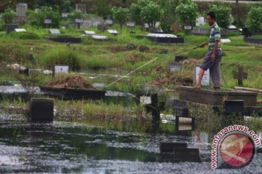 Mancing Ikan di Tempat Pemakaman Umum Page 2 Small