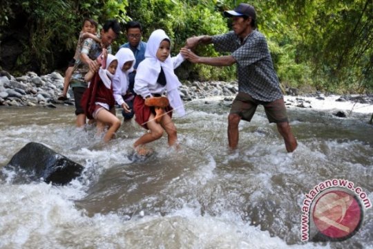 Seberangi Sungai Demi Sekolah Page 1 Small