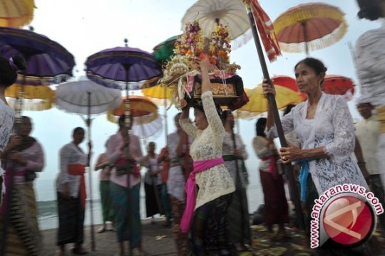 Upacara Melasti Jelang Nyepi di Bali Page 1 Small