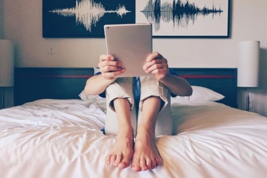 Awas, Main Ponsel Malam Hari Berdampak Buruk kepada Keturunan