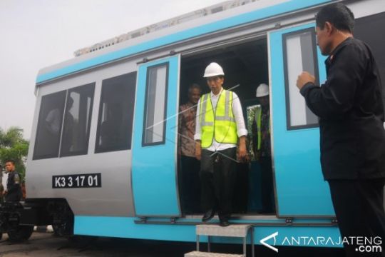 PEMBANGUNAN FASILITAS TRANSPORTASI BANDARA Page 1 Small