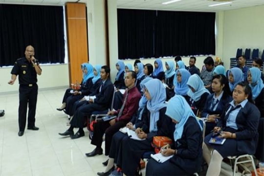 Mahasiswa LP3EI Belajar Kepabeanan