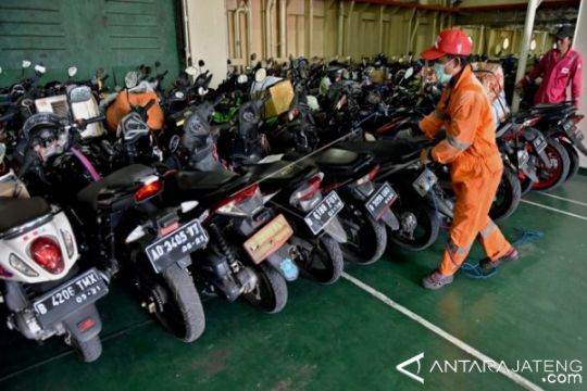 PEMUDIK SEPEDA MOTOR ARUS BALIK Page 1 Small