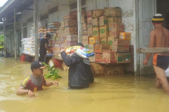 Polisi Katingan Evakuasi Korban Banjir Page 1 Small