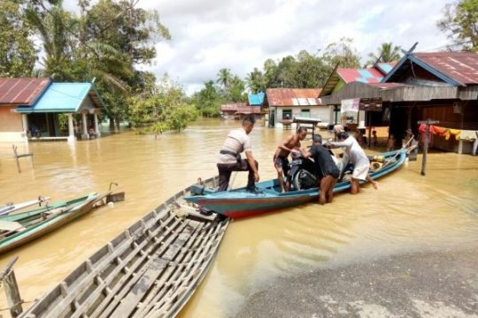 Polisi Katingan Evakuasi Korban Banjir Page 2 Small