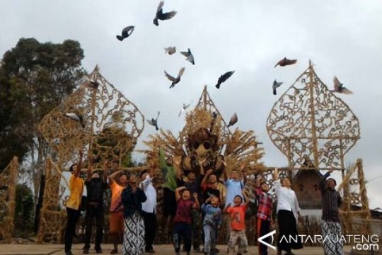 Hikmat Desa untuk Festival Lima Gunung  