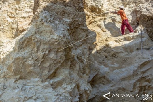 PENAMBANGAN BATU Page 1 Small