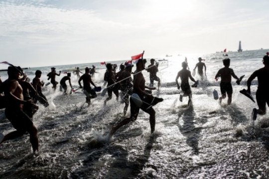 Denjaka Peringati Upacara HUT RI di Pantai Page 2 Small