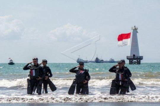 Denjaka Peringati Upacara HUT RI di Pantai Page 1 Small