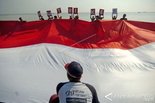 NELAYAN BENTANGKAN BENDERA MERAH PUTIH Page 1 Small