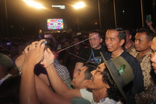 Presiden Jokowi Nonton Synchronize Festival 2017 Page 2 Small