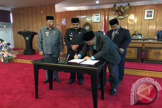 Wakil Ketua II DPRD Karimun Bakti Lubis SH membubuhkan tanda tangan. Page 2 Small