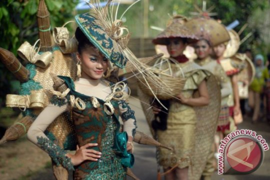 FESYEN ANYAMAN BAMBU