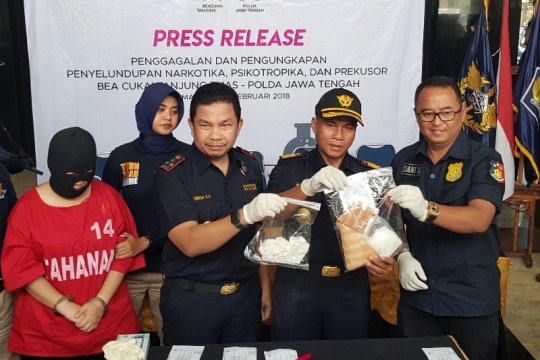 Dalam pembalut ini, penumpang  pesawat selundupkan sabu 538 gram