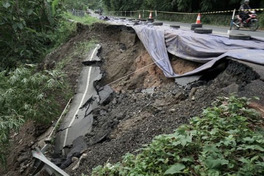 Jalan longsor jalur Jateng-Jabar Page 1 Small