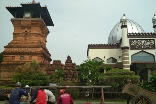 Dua ahli dari BPCB rawat Masjid Kudus