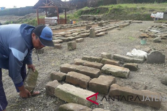 Pemugaran Liyangan terkendala batu rusak