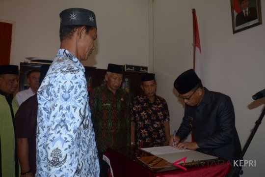 Bupati Lingga lantik Pejabat Pengawas Eselon IV Page 2 Small